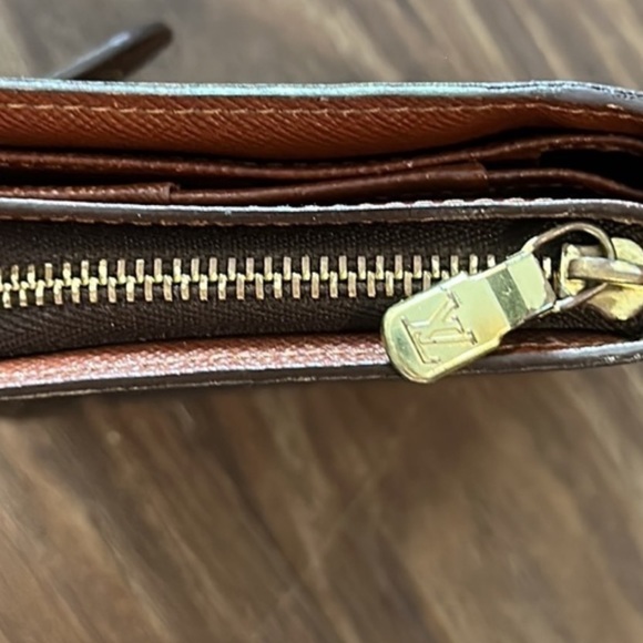 Louis Vuitton Monogram Wallet Excellent Condition Unisex - Picture 13 of 15